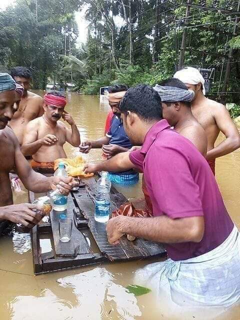 rxananth_'s tweet photo. கேரளாவில் கடும் வெள்ளம்......ஆனாலும் இயல்பு வாழ்க்கை  பாதிக்கவில்லை.....😃😃 https://t.co/jwP6zLYvoZ