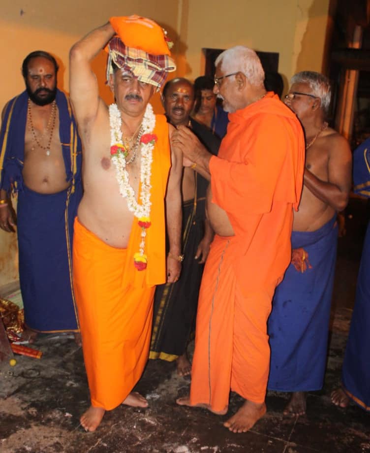 lingadruva's tweet photo. ನಮ್ಮ ನಾಯಕರು ಮತ್ತು ನೀರಾವರಿ & ವೈದ್ಯಕೀಯ ಸಚಿವರಾದ #ಡಿ_ಕೆ_ಶಿವಕುಮಾರ್ ರವರು #ಅಯ್ಯಪ್ಪ_ಸ್ವಾಮಿ_ಮಾಲೆಯನ್ನು ಧರಿಸಿ ದೇವರ ದರ್ಶನಕ್ಕೆ ಹೋಗುತ್ತಿದ್ದಾರೆ.ರಾಜ್ಯದಲ್ಲಿ ಉತ್ತಮ ಮಳೆ ಬೆಳೆ ಕೊಟ್ಟು ರಾಜ್ಯದ ಜನರಿಗೆ ನೆಮ್ಮದಿ ಕೊಟ್ಟು ಕಾಪಾಡಲೆಂದು ಆ ದೇವರಲ್ಲಿ ಪ್ರಾರ್ಥಿಸಲಿದ್ದಾರೆ...
#ಓಂ_ಸ್ವಾಮಿಯೇ_ಶರಣಂ_ಅಯ್ಯಪ್ಪ ..
#support_DKS ✌ https://t.co/zlrZ2W7knE