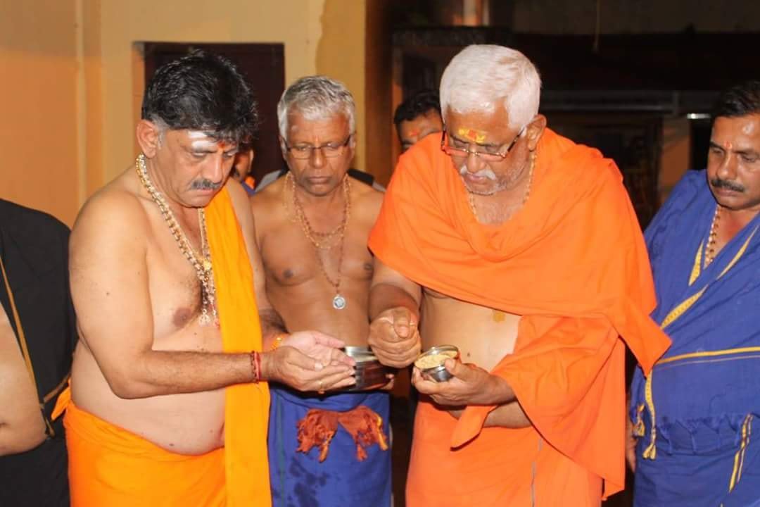 lingadruva's tweet photo. ನಮ್ಮ ನಾಯಕರು ಮತ್ತು ನೀರಾವರಿ & ವೈದ್ಯಕೀಯ ಸಚಿವರಾದ #ಡಿ_ಕೆ_ಶಿವಕುಮಾರ್ ರವರು #ಅಯ್ಯಪ್ಪ_ಸ್ವಾಮಿ_ಮಾಲೆಯನ್ನು ಧರಿಸಿ ದೇವರ ದರ್ಶನಕ್ಕೆ ಹೋಗುತ್ತಿದ್ದಾರೆ.ರಾಜ್ಯದಲ್ಲಿ ಉತ್ತಮ ಮಳೆ ಬೆಳೆ ಕೊಟ್ಟು ರಾಜ್ಯದ ಜನರಿಗೆ ನೆಮ್ಮದಿ ಕೊಟ್ಟು ಕಾಪಾಡಲೆಂದು ಆ ದೇವರಲ್ಲಿ ಪ್ರಾರ್ಥಿಸಲಿದ್ದಾರೆ...
#ಓಂ_ಸ್ವಾಮಿಯೇ_ಶರಣಂ_ಅಯ್ಯಪ್ಪ ..
#support_DKS ✌ https://t.co/zlrZ2W7knE