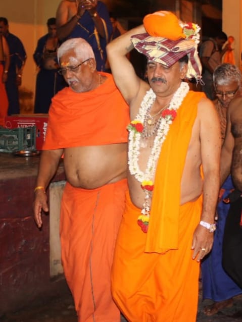 lingadruva's tweet photo. ನಮ್ಮ ನಾಯಕರು ಮತ್ತು ನೀರಾವರಿ & ವೈದ್ಯಕೀಯ ಸಚಿವರಾದ #ಡಿ_ಕೆ_ಶಿವಕುಮಾರ್ ರವರು #ಅಯ್ಯಪ್ಪ_ಸ್ವಾಮಿ_ಮಾಲೆಯನ್ನು ಧರಿಸಿ ದೇವರ ದರ್ಶನಕ್ಕೆ ಹೋಗುತ್ತಿದ್ದಾರೆ.ರಾಜ್ಯದಲ್ಲಿ ಉತ್ತಮ ಮಳೆ ಬೆಳೆ ಕೊಟ್ಟು ರಾಜ್ಯದ ಜನರಿಗೆ ನೆಮ್ಮದಿ ಕೊಟ್ಟು ಕಾಪಾಡಲೆಂದು ಆ ದೇವರಲ್ಲಿ ಪ್ರಾರ್ಥಿಸಲಿದ್ದಾರೆ...
#ಓಂ_ಸ್ವಾಮಿಯೇ_ಶರಣಂ_ಅಯ್ಯಪ್ಪ ..
#support_DKS ✌ https://t.co/zlrZ2W7knE