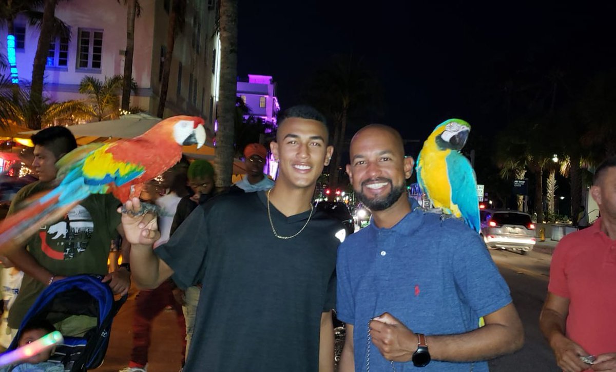 edyan_rr's tweet photo. Dicen que nos parecemos #MiamiMode  👬🏾 https://t.co/Yy8an1EGnD
