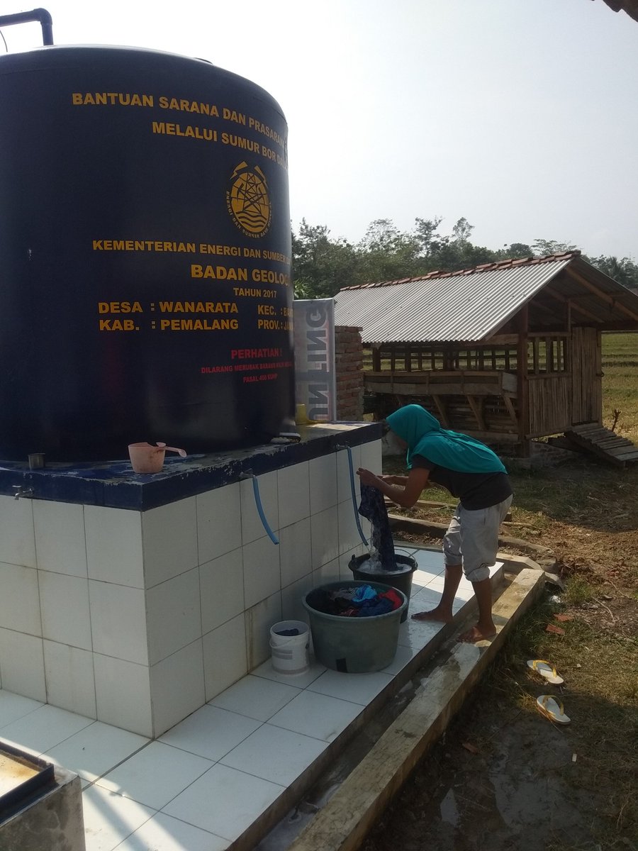 dputrsdakabpml's tweet photo. Monev pemanfaatan bantuan sumur dalam tahun 2017 dari @KementerianESDM di  @desa_wanarata kec. @bantarbolang17 @PemkabPemalang . Berharap paska diserahterimakan ke desa bakal jadi unit usaha @bumdes cc. @dinpermasdespml @puspindes https://t.co/STr895Emoc