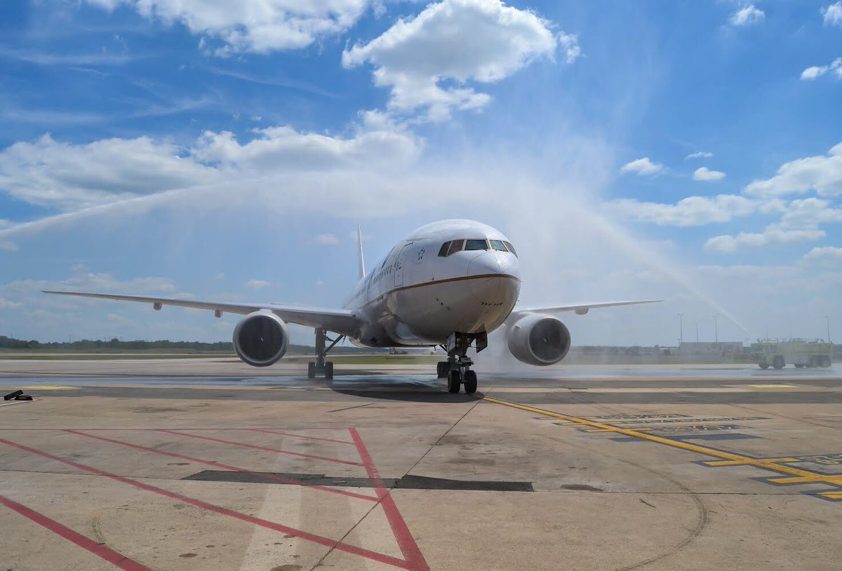 aviationdc's tweet photo. An iconic water canon salute for the now retired Captain Ron Ussery! Congrats on a successful 30-year career captain 👨‍✈️ 
#avgeek #aviation #boeing777 #flydulles https://t.co/BHLAq0w2Ip