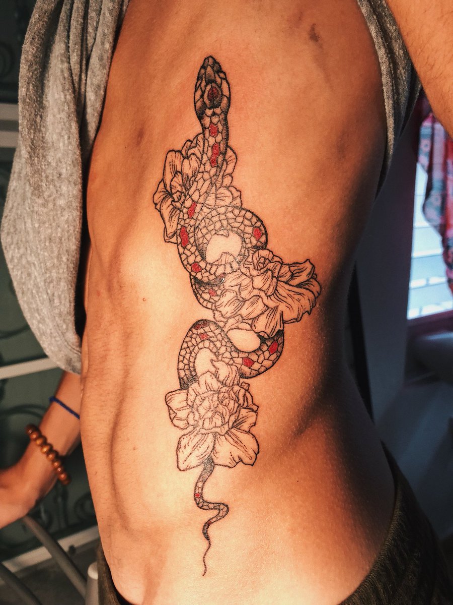 Acabadito de hacer...
«Serpiente &amp; gardenias.» 🐍✨

(Instagram de la artista: vramirezinkpr)