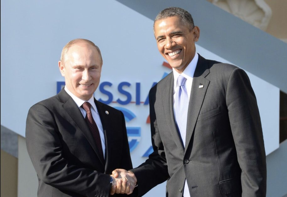 carrieksada's tweet photo. Oh would you lookie 👀 here.
Two BFF’s; and Barry was keeping this from us...
That’s a tender handshake if I ever saw one 😘😍
#KeepAmericaGreat
#RussiaMeddling https://t.co/R9yGc4r8IN