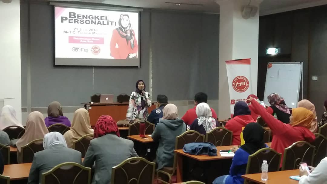 kbba9's tweet photo. #BengkelPersonaliti oleh Puan @azie_samm di @maticmy, Jln Ampang.
.
1) wow first impression 
2) create your own personality style 
3) color make your soul 
4) mix and match outfit
.
#kbba9 #bengkelkecantikan #peekabox #peekaboxbeautybox #nurulizzahcatering #mrszakitchen https://t.co/7xKikpm4d9