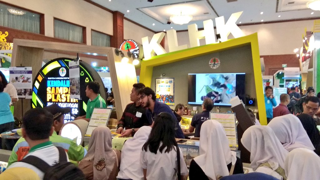 kemenhut_ri's tweet photo. #sobathijau, kunjungi booth #KLHK di Pekan Lingkungan Hidup dan Kehutanan, di JCC, Senayan Jakarta, banyak hadiah dan souvenir ramah lingkungan loh. 😊👍
Hari ini terakhir ya.
#PLHK https://t.co/xIU9O5izfS