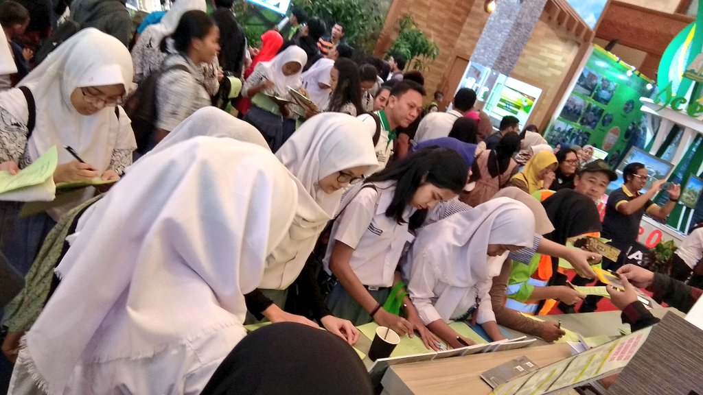 kemenhut_ri's tweet photo. #sobathijau, kunjungi booth #KLHK di Pekan Lingkungan Hidup dan Kehutanan, di JCC, Senayan Jakarta, banyak hadiah dan souvenir ramah lingkungan loh. 😊👍
Hari ini terakhir ya.
#PLHK https://t.co/xIU9O5izfS