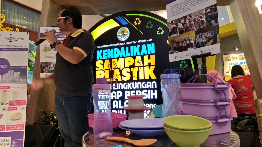 kemenhut_ri's tweet photo. #sobathijau, kunjungi booth #KLHK di Pekan Lingkungan Hidup dan Kehutanan, di JCC, Senayan Jakarta, banyak hadiah dan souvenir ramah lingkungan loh. 😊👍
Hari ini terakhir ya.
#PLHK https://t.co/xIU9O5izfS