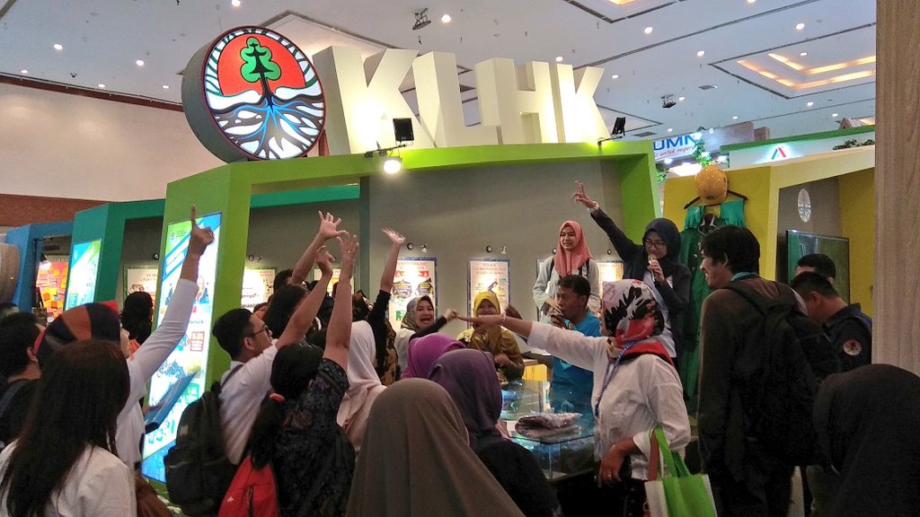 kemenhut_ri's tweet photo. #sobathijau, kunjungi booth #KLHK di Pekan Lingkungan Hidup dan Kehutanan, di JCC, Senayan Jakarta, banyak hadiah dan souvenir ramah lingkungan loh. 😊👍
Hari ini terakhir ya.
#PLHK https://t.co/xIU9O5izfS