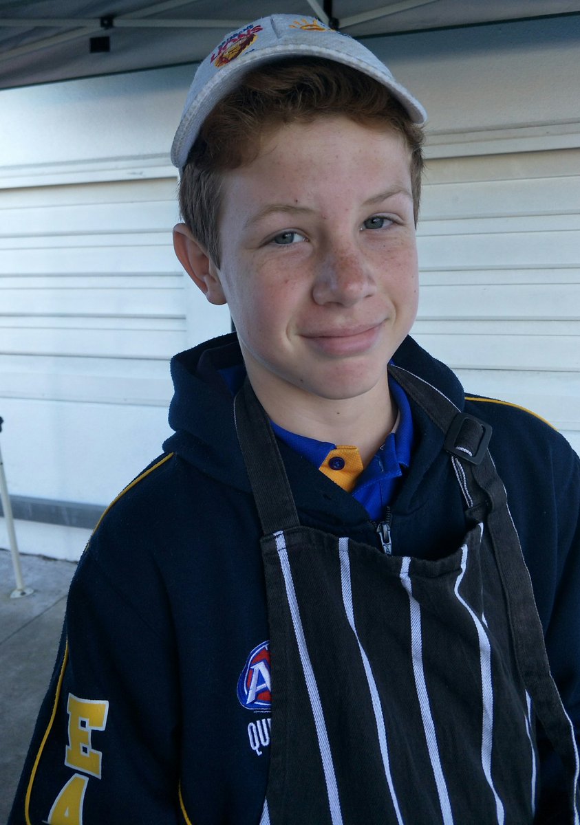 Great day for a <a href="/Bunnings/">Bunnings Warehouse</a> sausage at Carseldine - Cooked by the talented chefs <a href="/zillmere_eagles/">Zillmere Eagles</a> and thanks to all our great #volunteers including our Under 16 boys -Jud,  Jace and Rory

#AFL