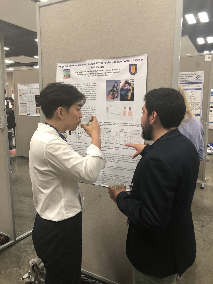 Pablo_Aqueveque's tweet photo. Feliz con la participación y manejo de los estudiantes con sus proyectos !!! Tremendos proyectos, excelente recepción. En #EMBC18 @IEEEembs https://t.co/ugaNYfXtgb