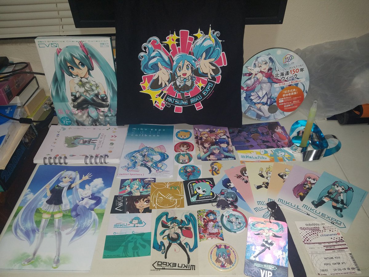 gilbertoaa95's tweet photo. Y muchas gracias a todos los que me obsequiaron algo en la fila, y una disculpa muy grande para los que no alcanzaron stickers, error de mi parte por no calcular bien.
Todo fue hermoso y mágico, muchísimas gracias a todos los involucrados. Y nos vemos a la otra #MIKUEXPO2018 https://t.co/1cpAVQ5BZ5