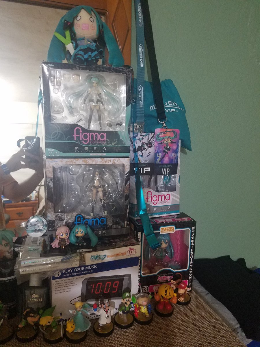 gilbertoaa95's tweet photo. Y muchas gracias a todos los que me obsequiaron algo en la fila, y una disculpa muy grande para los que no alcanzaron stickers, error de mi parte por no calcular bien.
Todo fue hermoso y mágico, muchísimas gracias a todos los involucrados. Y nos vemos a la otra #MIKUEXPO2018 https://t.co/1cpAVQ5BZ5