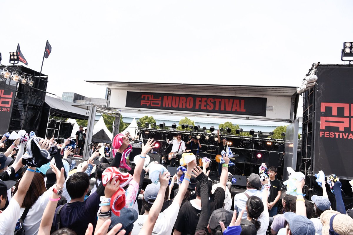 murofes's tweet photo. 【ムロフェス2018レポ】轟音を搔き鳴らしLUNKHEADが登場。
Vo.小高の力強い歌声、そして予想のできないめまぐるしい楽曲展開から目が離せない。
ラストは「はじまり」を披露。芯の通った歌詞にあわせ、フロアも一斉に拳が上がり、ひとつになった瞬間だった。
pic yusuke #murofes https://t.co/sAWybzhwjl