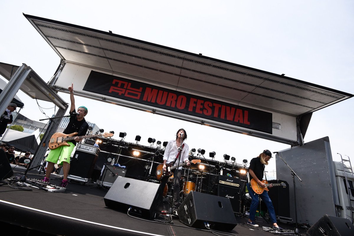 murofes's tweet photo. 【ムロフェス2018レポ】轟音を搔き鳴らしLUNKHEADが登場。
Vo.小高の力強い歌声、そして予想のできないめまぐるしい楽曲展開から目が離せない。
ラストは「はじまり」を披露。芯の通った歌詞にあわせ、フロアも一斉に拳が上がり、ひとつになった瞬間だった。
pic yusuke #murofes https://t.co/sAWybzhwjl