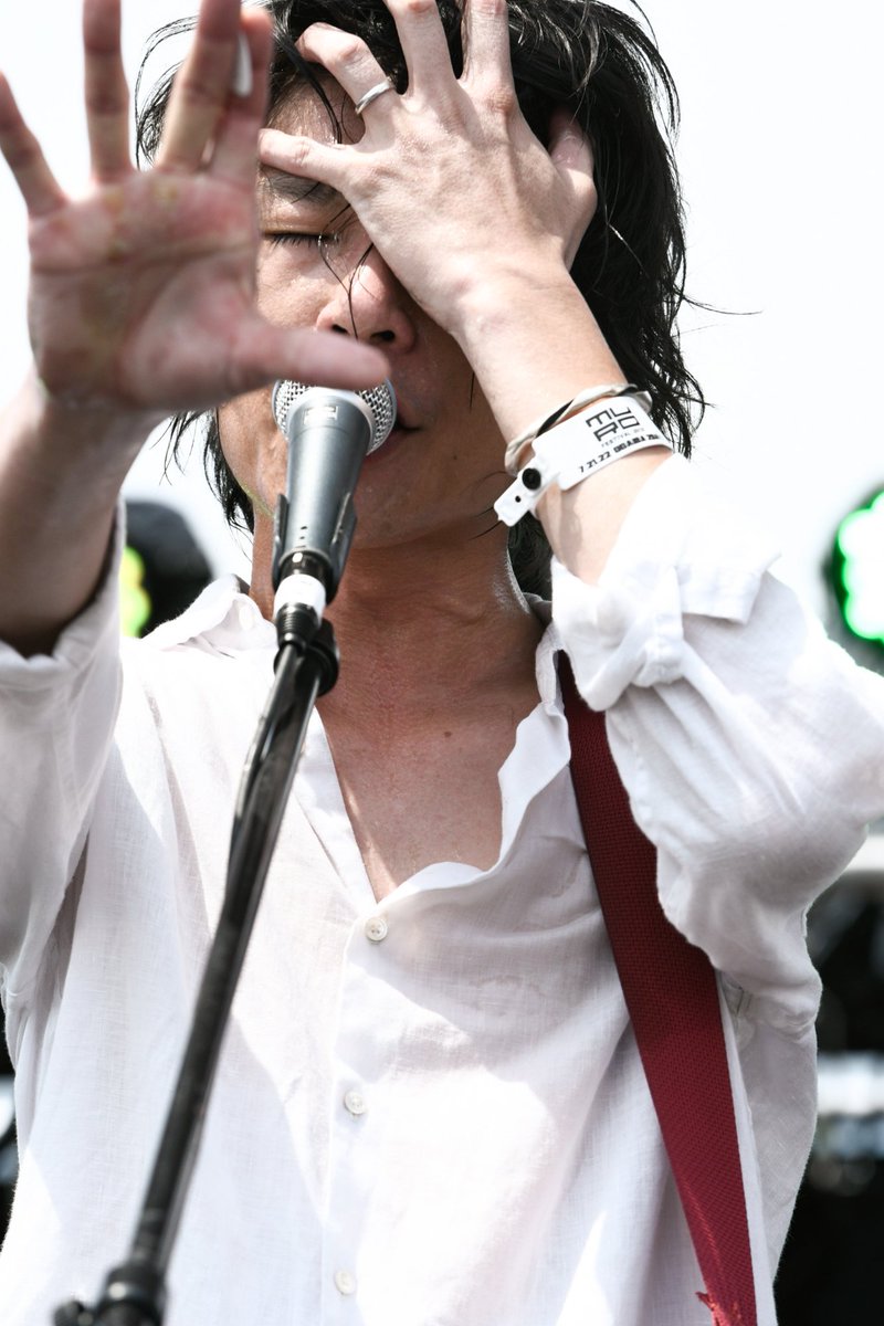 murofes's tweet photo. 【ムロフェス2018レポ】轟音を搔き鳴らしLUNKHEADが登場。
Vo.小高の力強い歌声、そして予想のできないめまぐるしい楽曲展開から目が離せない。
ラストは「はじまり」を披露。芯の通った歌詞にあわせ、フロアも一斉に拳が上がり、ひとつになった瞬間だった。
pic yusuke #murofes https://t.co/sAWybzhwjl