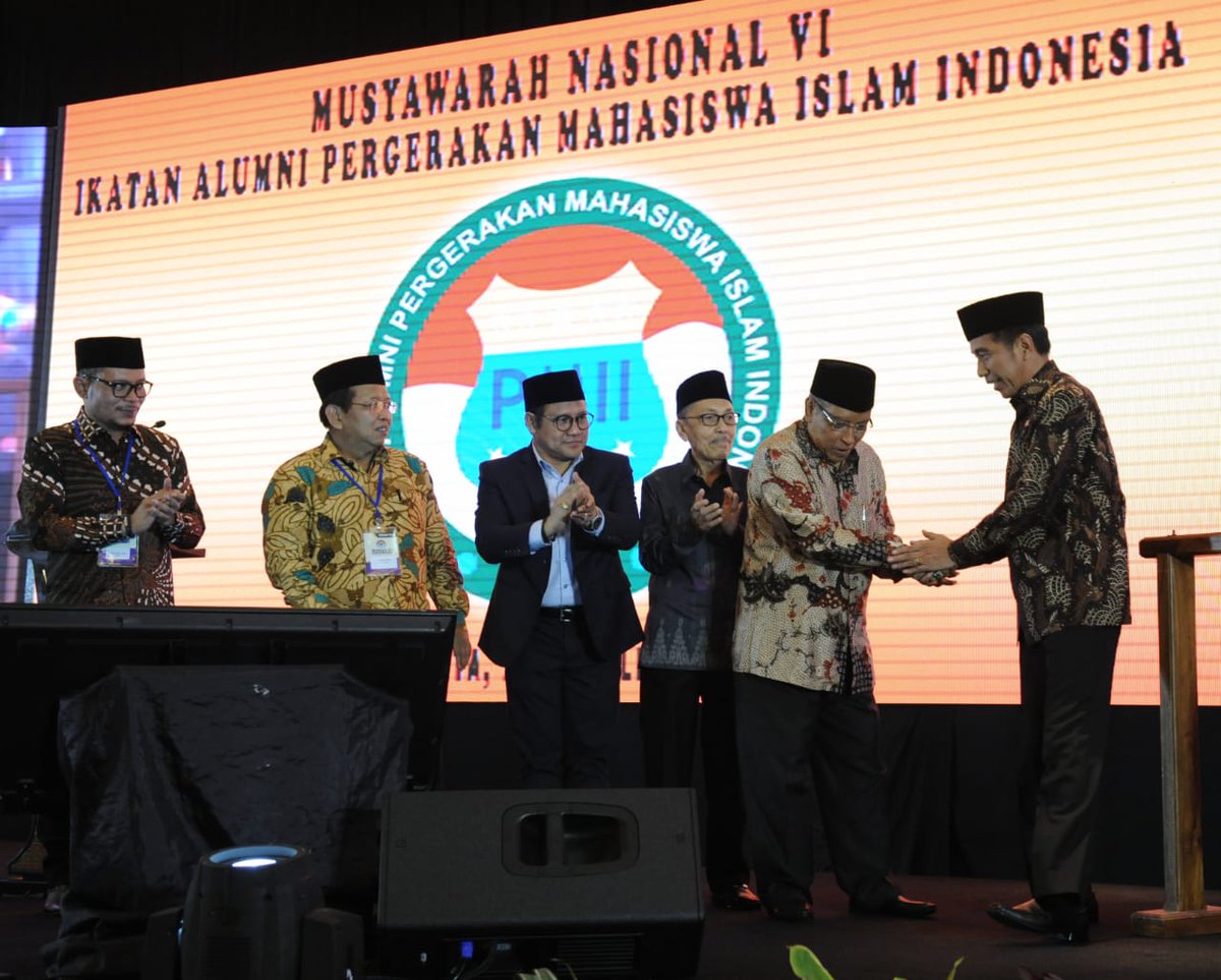 11. Presiden <a href="/jokowi/">Joko Widodo</a>: Tahun depan saya sudah perintahkan untuk dibangun minimal 1.000. Kita akan bantu di pondok-pondok pesantren berupa gedung, peralatan, dan infrastruktur #JokowiMajukanEkonomiUmat #MunasIKAPMII2018