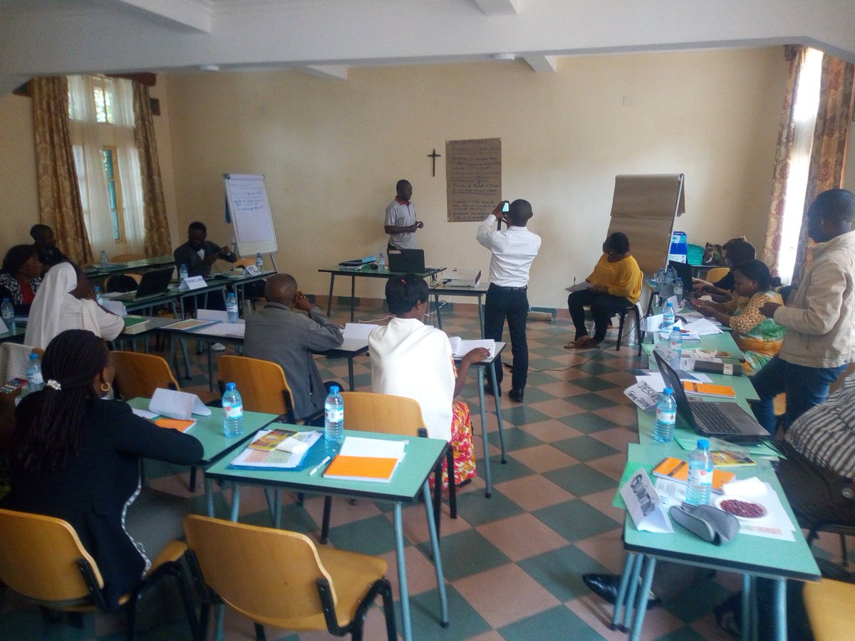 ghovodi's tweet photo. Clôture vendredi, 20 juillet 2018, formation des Tuteurs de Résilience sur la RESILIENCE ASSISTEE aux enfants victimes des abus et violence, à Bukavu. Formation caractérisée des échanges, ateliers et pratiques avec les enfants:GHOVODI, PEDER, FCSF, GJ, Don Bosco, GEWEVUCHA&amp;FPDF https://t.co/yIRKXBRn3Y