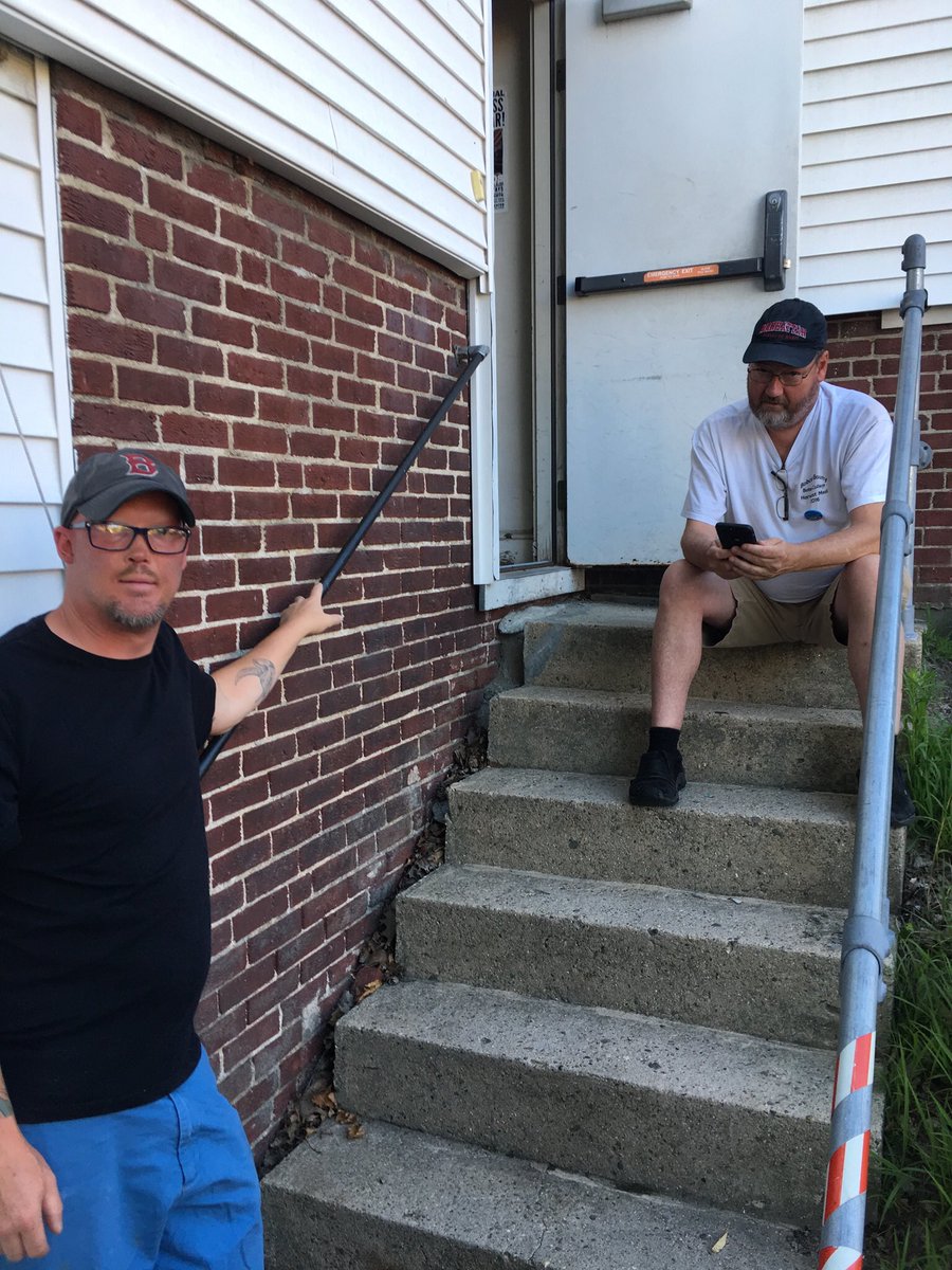 kevorargh's tweet photo. More photos from Local Motives on WMPG! #positivesnark #kevinoreilly #rickenbacker #localmotives #wmpgradio https://t.co/eHOdgkkJqP