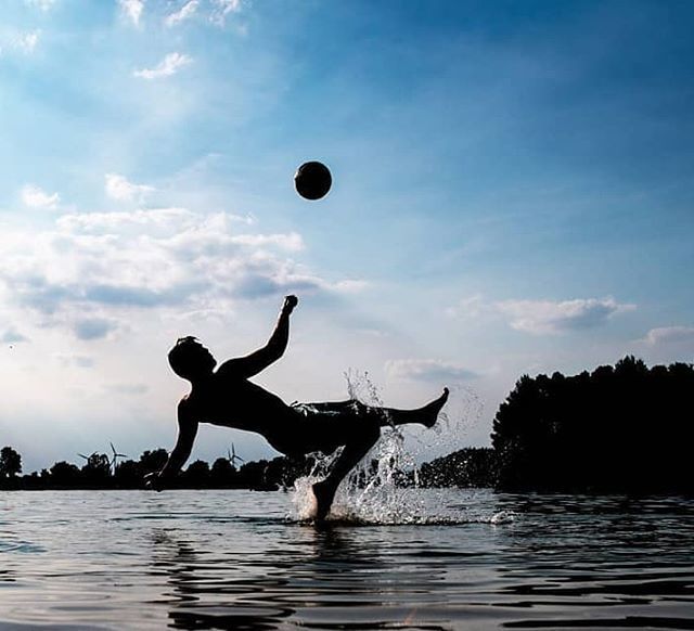 SK_Hindi's tweet image. क्या आपने कभी पानी मे इस तरह से फुटबॉल खेलने की कोशिश की!
-
-
-
#football #waterfootball #overheadkick #kick #instasports #instafootball #poolfootball #sportskeeda #sportskeedahindi #skhindi ift.tt/2mw0kYX