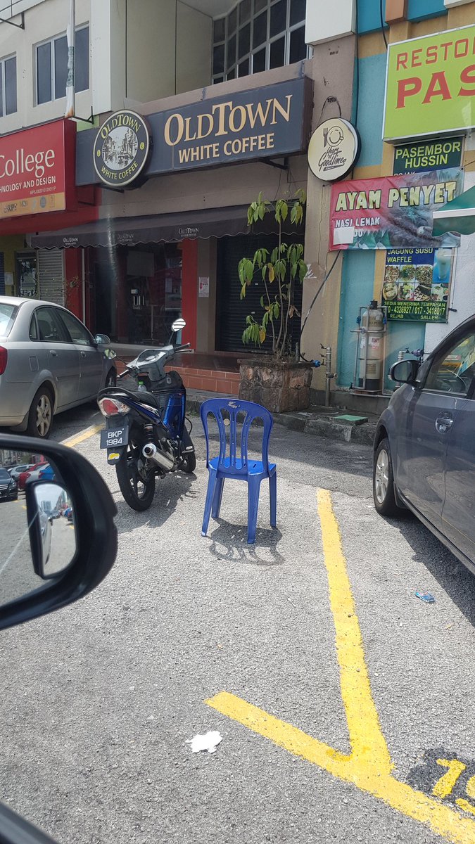 vichjy's tweet photo. @MPSubangJaya pls take immediate action. illegal reservation at jalan usj 21/10 https://t.co/GwJycAIO7g