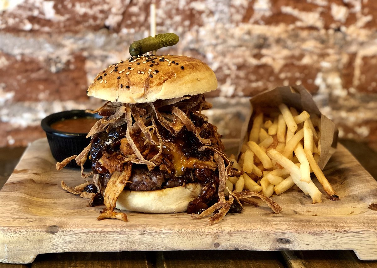 TennesseCondesa's tweet photo. Miren nada más lo que estamos preparando...
#PulledPorkBurger
-Carne de res
-Pulled Pork
-Cebolla crujiente
-Queso cheddar
-Mermelada de tocino
#Proximamente #Delicioso #LaTienesQueProbar #BurgerDelMes #Novedad #TennesseeBurger 🍔 https://t.co/3aAQkz3veq