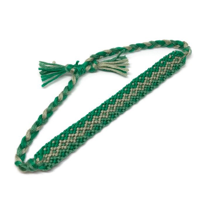 craftsbyd's tweet photo. New bracelet added to my shop! https://t.co/vXCE8NuKdq #jewelry #bracelet #green #yes #handmadebracelet #braidedbracelet #knottedbracelet #stringbracelet #darkgreen https://t.co/3vG3hvjOYP