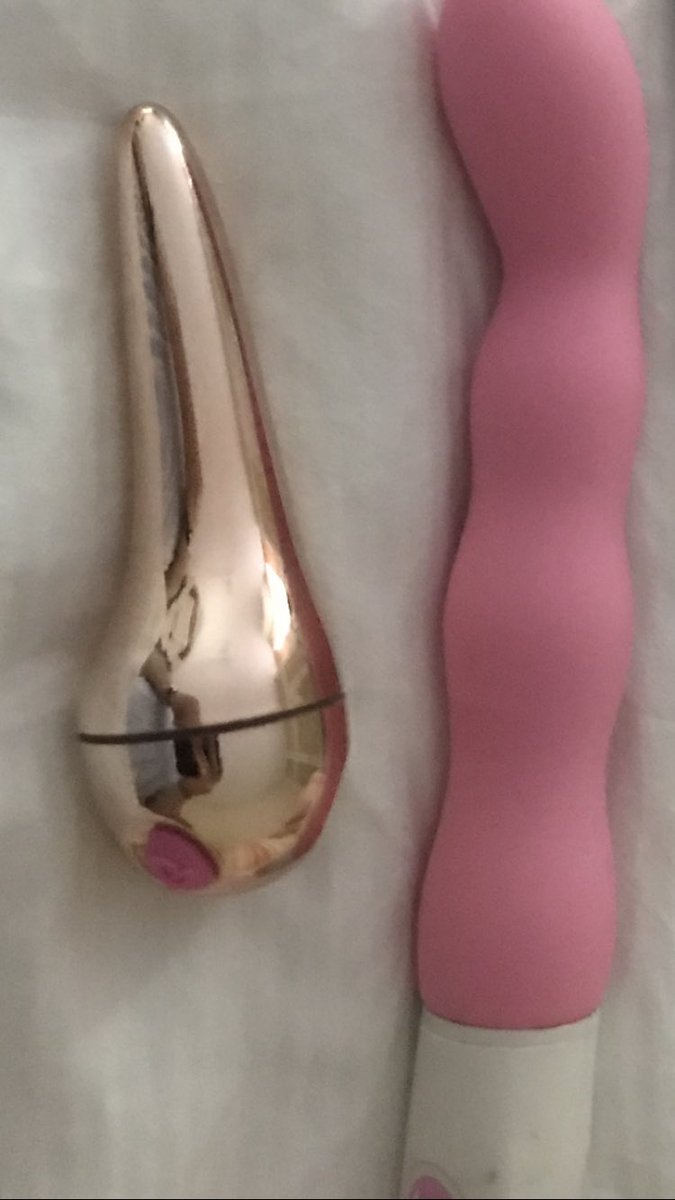 CloudsDivorce's tweet photo. Oh dear I’ve upset your weekend! I’m coming to visit our daughter but you’ve taken your #dildos to keep you company & won’t be able to use them now! Nor can #TheLoungeSinger #sext you! I’m still happy to fuck your #BaldPussy https://t.co/kAiG3VNxGq