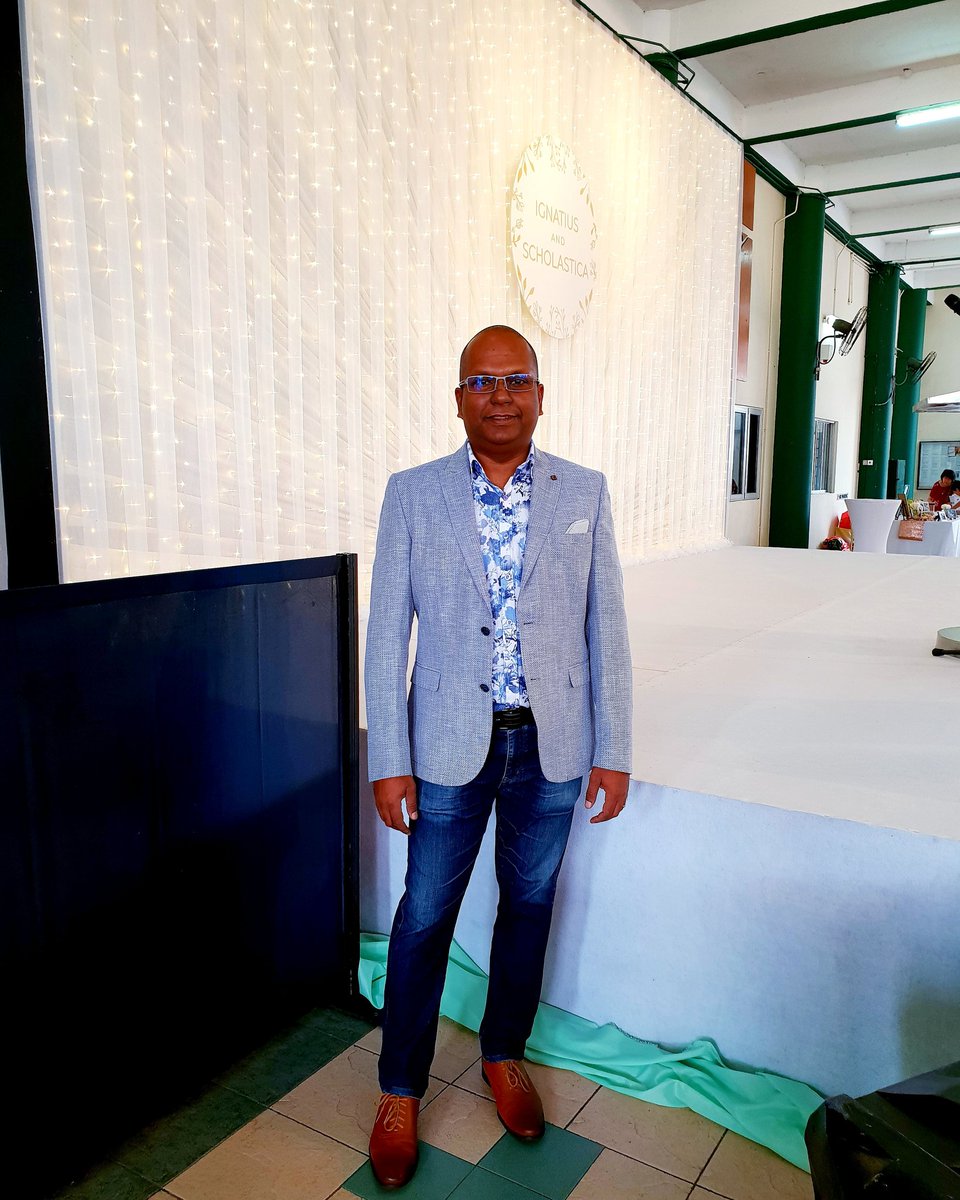 phatfabes's tweet photo. Hosting an outdoor lunch wedding.. now I'm worried to take off my jacket... I'm so wet with sweat I my wet the floor.. #PhatFabes #MixDrive4-8pm #MakanGuru #emcee https://t.co/BfbiD5jQ72
