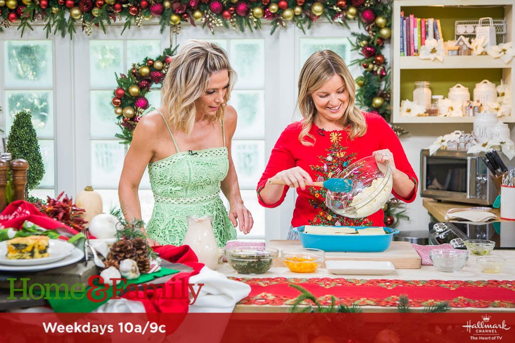 HomeandFamilyTV's tweet image. On Monday, @ChefDPhillips is making us a hearty Christmas dinner! Join us in the kitchen at 10a/9c on @hallmarkchannel.