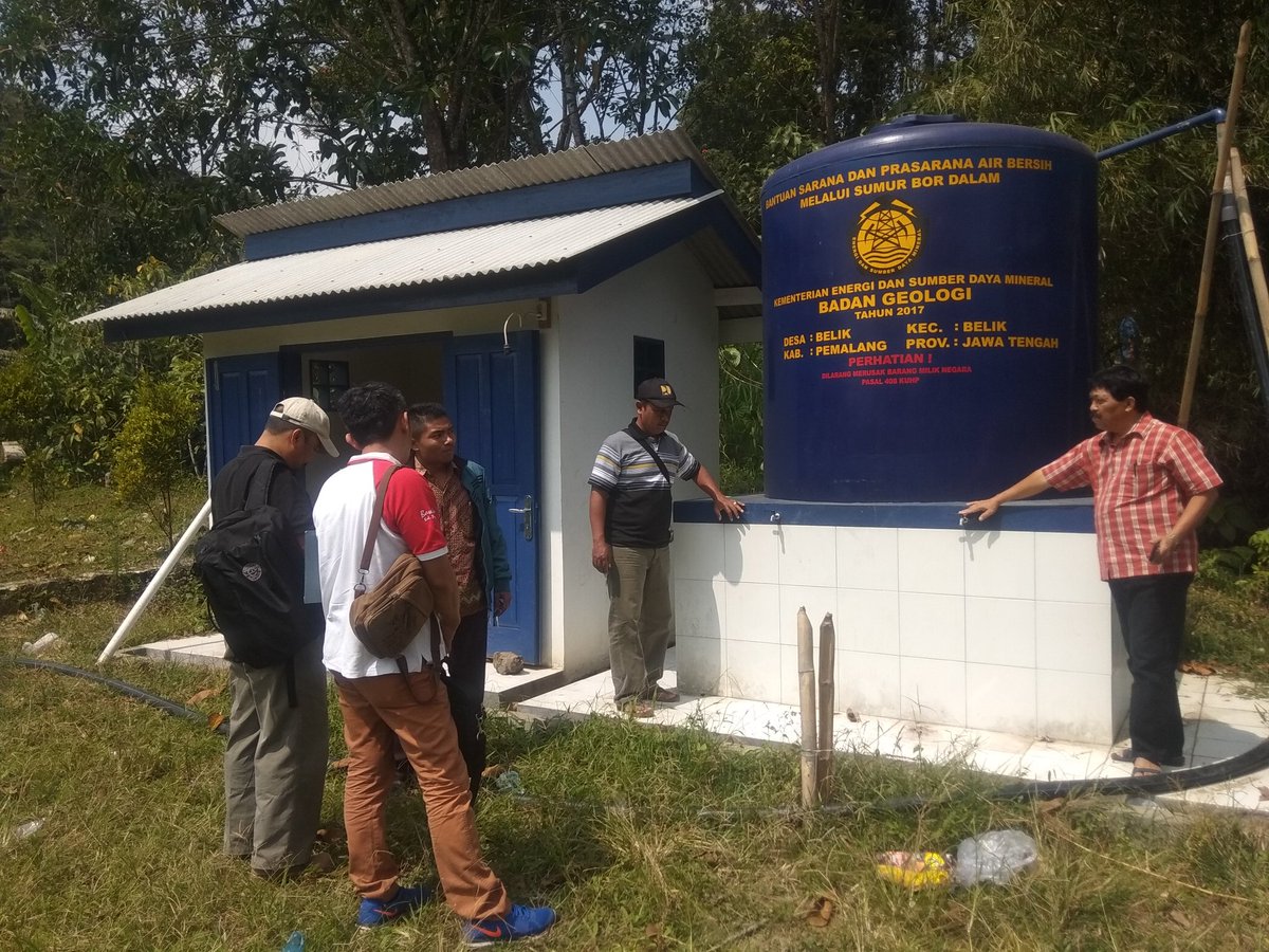 dputrsdakabpml's tweet photo. Air mengalir sampai jauh..., dari sumur dalam bantuan @KementerianESDM tahun 2017 dgn jaringan perpipaan meski scr bergilir berusaha mencukupi kebutuhan 100 rumah di wilayah @Desa_Belik @kecbelikpml @PemkabPemalang cc : @ESDMJateng @puspindes https://t.co/5lU1CLQ67w
