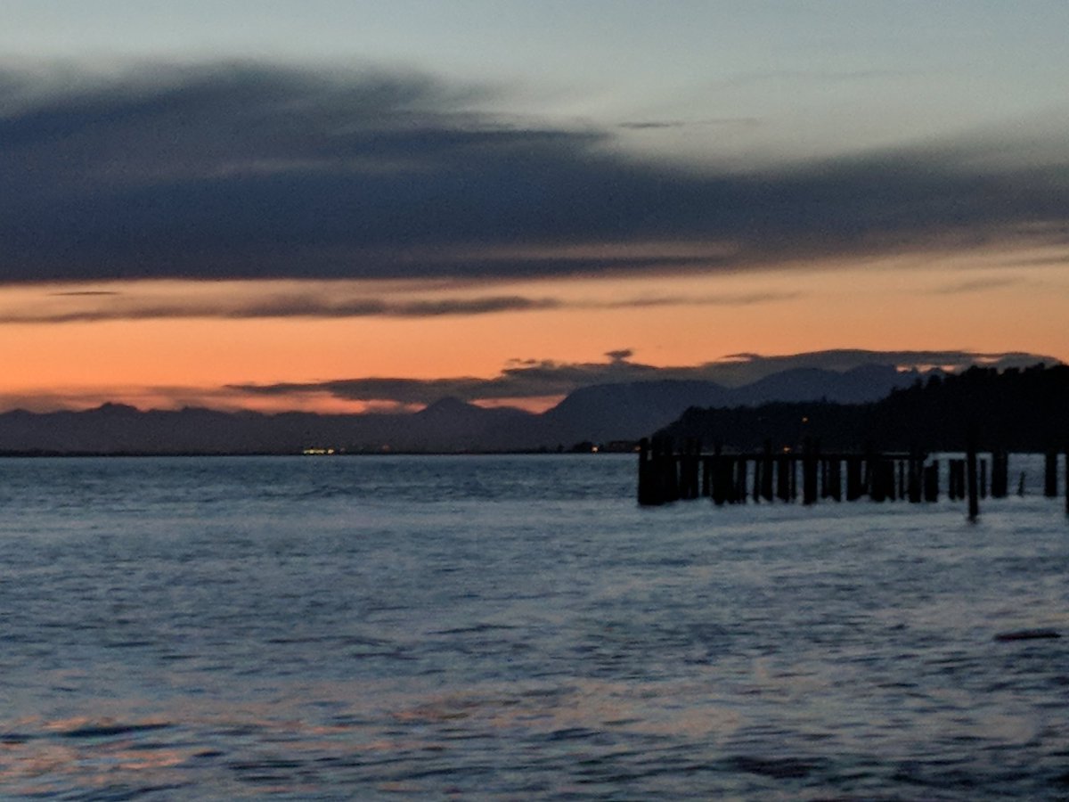 MuketyMuk's tweet image. #Sunset at #LighthousePark #PointRoberts a perfect 19 C and the light 5-10km/h SW moderate waves. Just a bit of Virga was all. #Campground is jam packed full but cosy.  Everyone has their campfire going. #BCStorm #WAWX