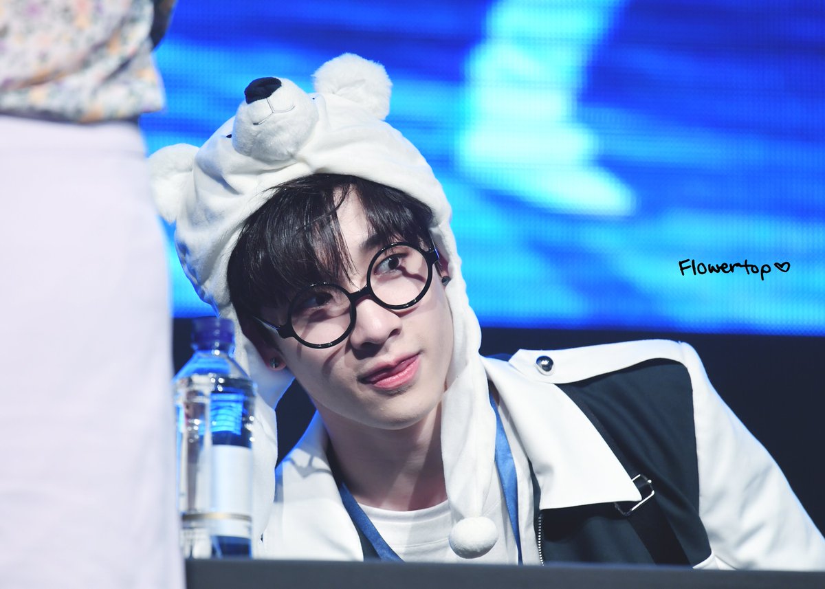 180507 대전 팬사인회 #StrayKids #스트레이키즈 #CHAN #방찬 #찬 <a href="/Stray_Kids/">Stray Kids</a> 
챠니 어디까지 내려가지요ㅠㅠㅋㅋㅋㅋㅋ💛 곰돌이 모쟈 하얀 차니랑 너무너무 잘 어울리자나ㅠㅁㅠ