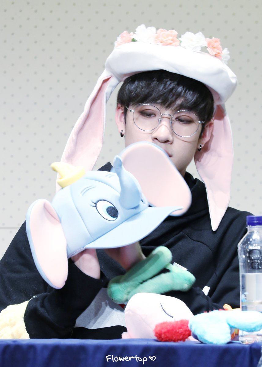 180429 종로 팬사인회 #StrayKids #스트레이키즈 #CHAN #방찬 #찬 <a href="/Stray_Kids/">Stray Kids</a>
요청하신 고화질이에용👀요게 연사라서 지난번에 한 번 비슷한 움직임으로 올린 적 있는데 다른 사진입니다^ㅁ^ 토끼챤 최고최고💘