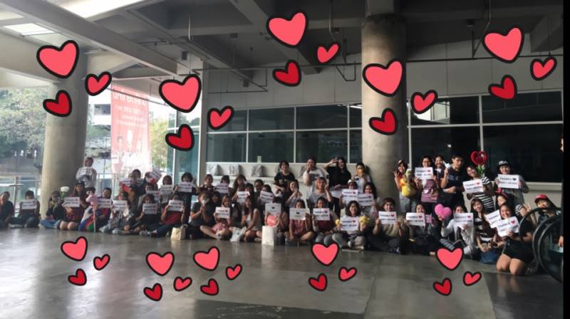 the2ne1hour's tweet photo. แบล็คแจ็คไทยในสายตา/บนกล้องของดาร่า ❤ You smile I smile 😀 @krungy21 https://t.co/gvvlGbHNbx