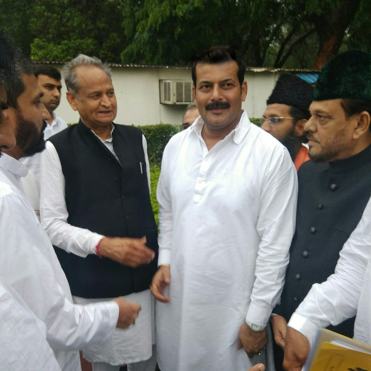 1RKShukla's tweet photo. #NewProfilePic https://t.co/b2Q1ut2Gsf