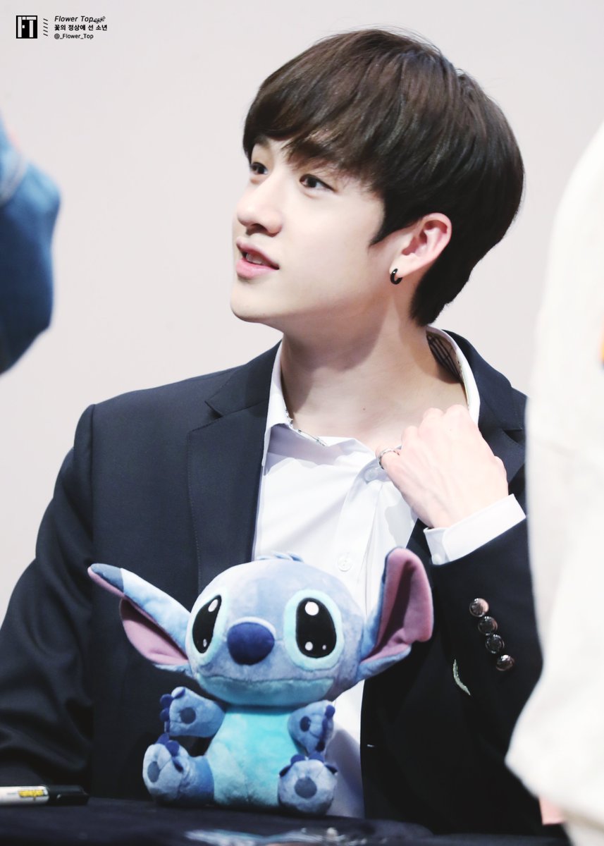 180505 분당 팬사인회 #StrayKids #스트레이키즈 #CHAN #방찬 #찬 <a href="/Stray_Kids/">Stray Kids</a>  
완댜님 턱선에 눈물나쟈너😭 이 사진의 포인트는 챠니 손입니다 챠니 손에 돋은 힘줄을 보세요 남자손 엉엉 순둥아ㅠㅁㅠ 완댜님아ㅠㅁㅠ👑👑