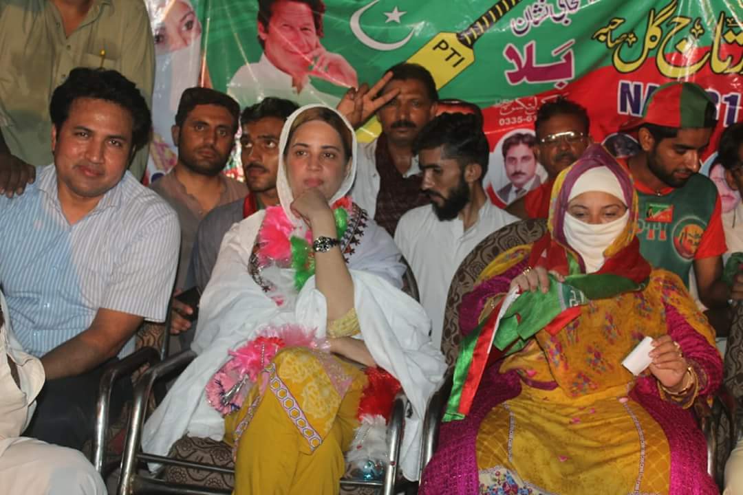 IftikharAlih's tweet photo. جنوبی پنجاب میں ڈیرہ غازی خان کے شہر میں  PTi کی ٹکٹ ہولڈر محترمہ زرتاج گل اور شاہینہ نجیب کھوسہ کی بھرپور طریقے سے کمپین جاری.
#جنوبی_پنجاب_کپتان_دا https://t.co/eDH494ut2c