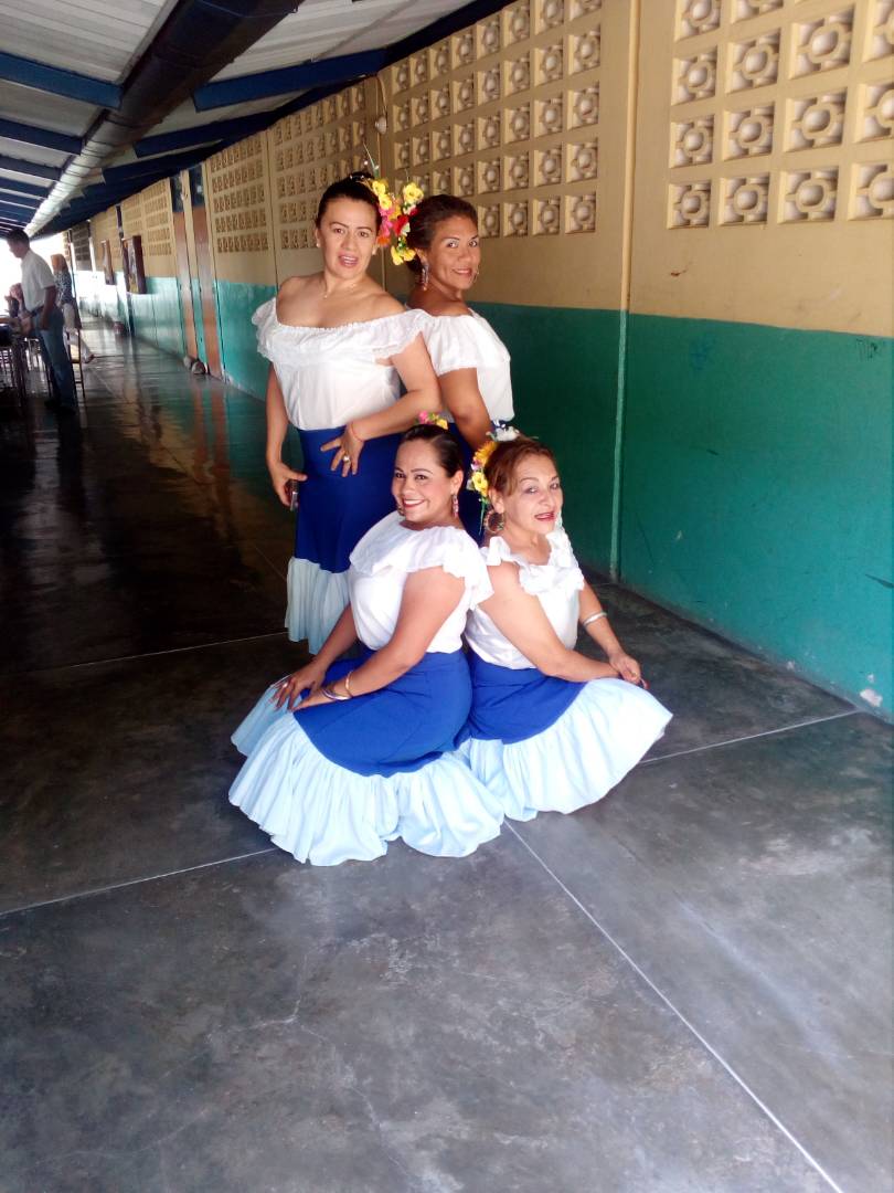 Albamarquez2's tweet photo. Danza magisterial. La cultura de nuestros pueblos forma nuestra identidad #MunicipioaAntonioPintoSalinas https://t.co/oPuiZohbZG