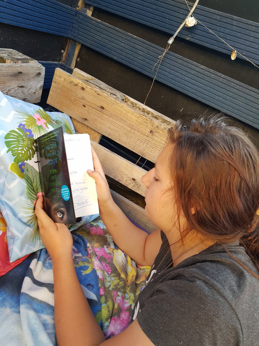 AnnemiekGM's tweet photo. Mijn dochter(14) gaat op kamp en neemt haar eerste @simonevdvlugt mee. "Cool je hebt een handtekening" . Ze vroeg mijn advies voor een goed boek, dat was lastig kiezen uit alle titels.... #eenechtboekisleuker #scoutingkamp https://t.co/HtFL86lIXZ
