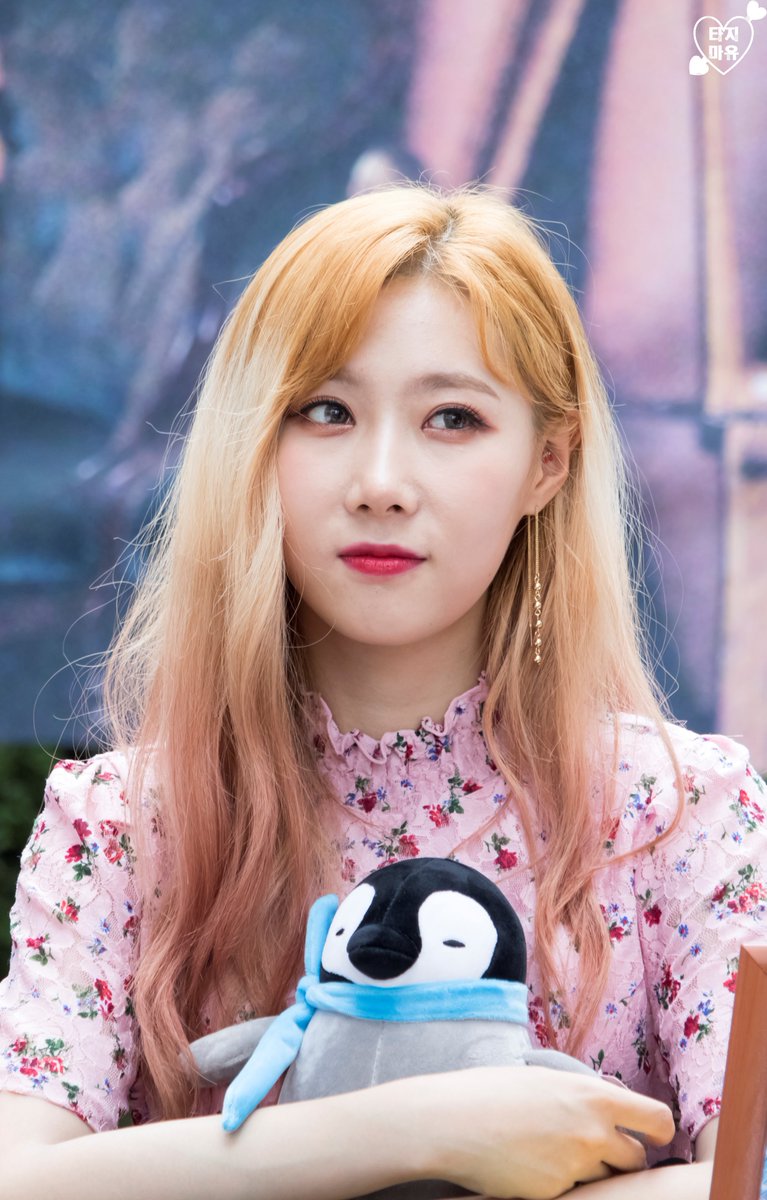 Flywithyou0517's tweet photo. #Dreamcatcher #드림캐쳐 #handong #한동 
180617 대전팬싸인회. https://t.co/CPh2bLedvZ