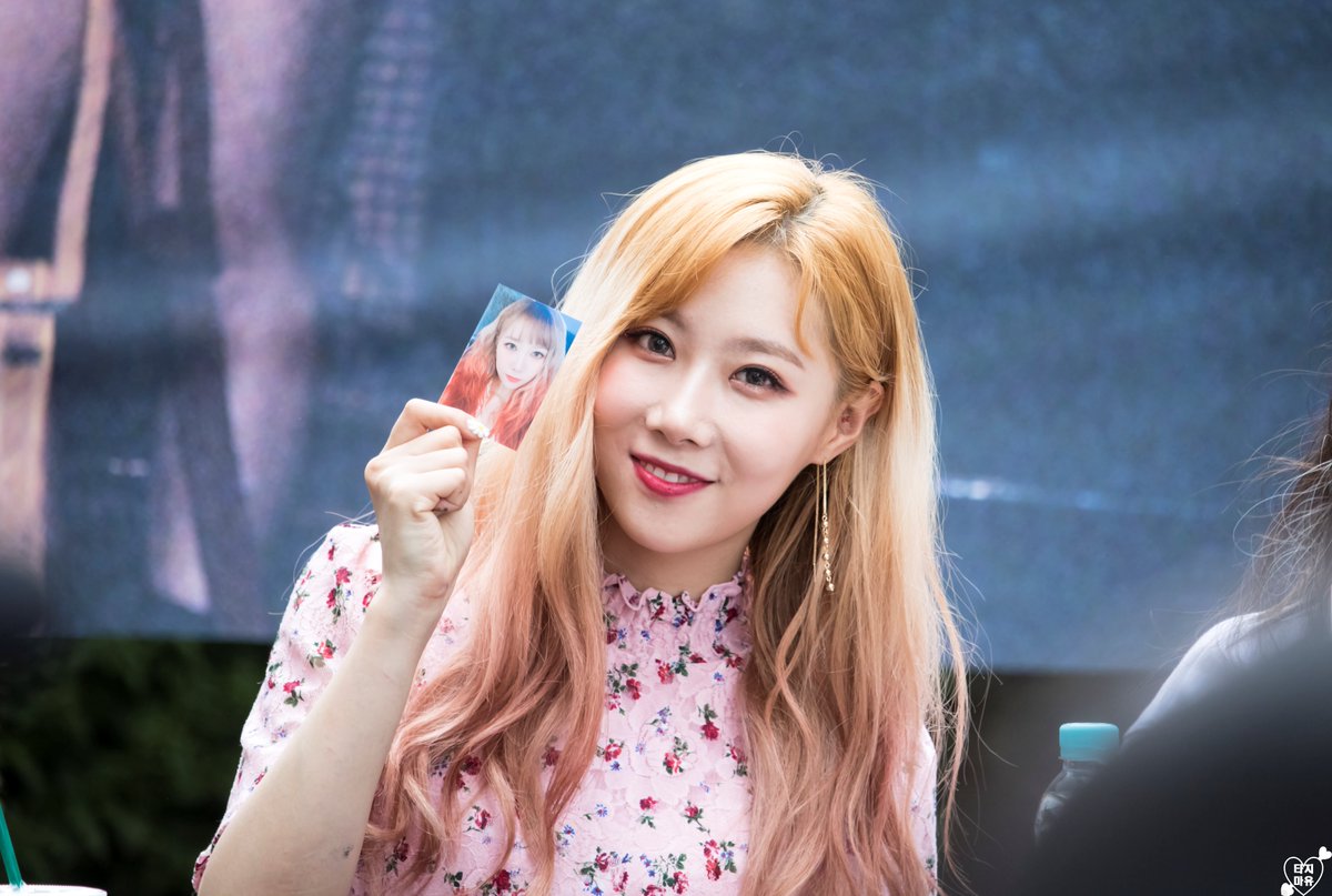 Flywithyou0517's tweet photo. #Dreamcatcher #드림캐쳐 #handong #한동 
180617 대전팬싸인회. https://t.co/CPh2bLedvZ
