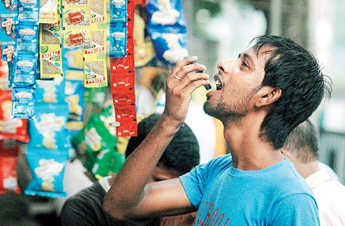 SadinWeekly's tweet photo. ধঁপাত-সুৰা-পলিথিনৰ পাছত এইবাৰ ফৰ্মেলিনযুক্ত মাছৰ পয়োভৰ। শাসকৰ অভিসন্ধিত ৰাজ্যত কেঞ্চাৰৰ মহামাৰী ৰূপ। 
.
.
#sadin #sadinweekly #enews #newstoday #assamesearticle #regionalmedia #mediahouse #mediastory #instagood #instanews #instadaily #guwahati #assam https://t.co/b2YHqaZEmv