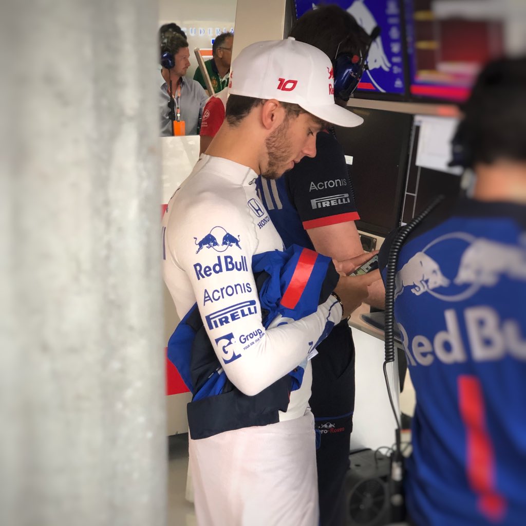 Gasly trabajando a ...