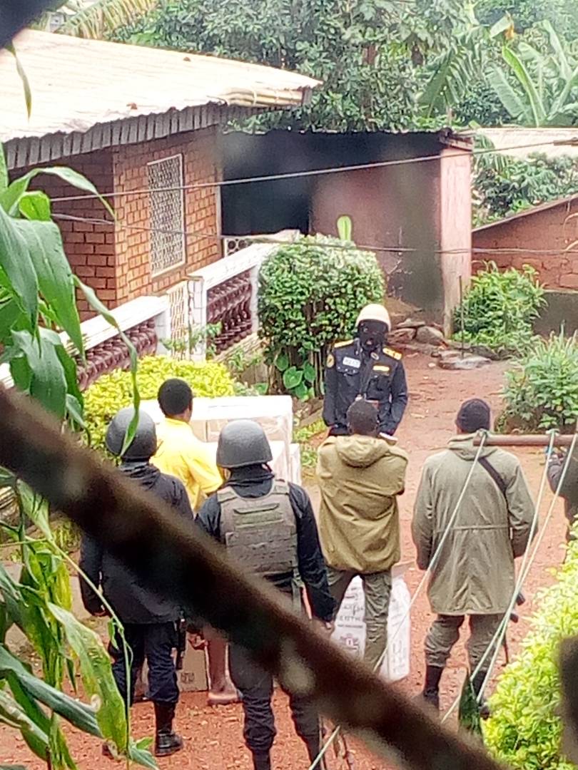 Dora31943588's tweet photo. Military harassing ppl this morning at behind Travellers, scattering belongings n collecting money from those w out ID. Those w no money have been whisked away
@eliesmith
@Mimimefo237
@BBCAfrica
@billyb2009
No one knows wat they are looking for
#FreeAllArrested
#stopGenocide https://t.co/b0fxaKHYOO