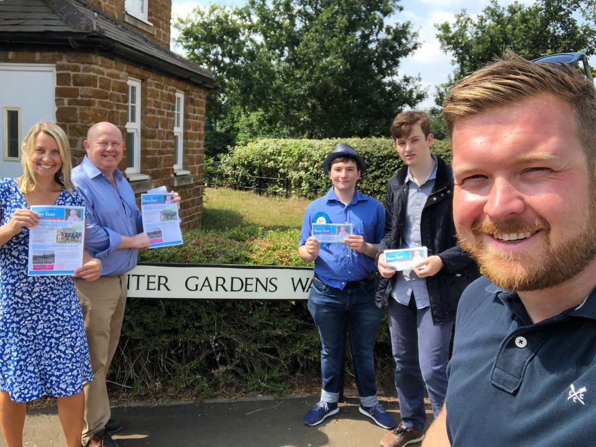 _LiamWalker_'s tweet image. Out campaigning in a sunny #Banbury this morning with @ianhudspeth, @cllrbartington and @WitneyCF @WOCA_News members for @NorthOxonTories ☀️😎📬