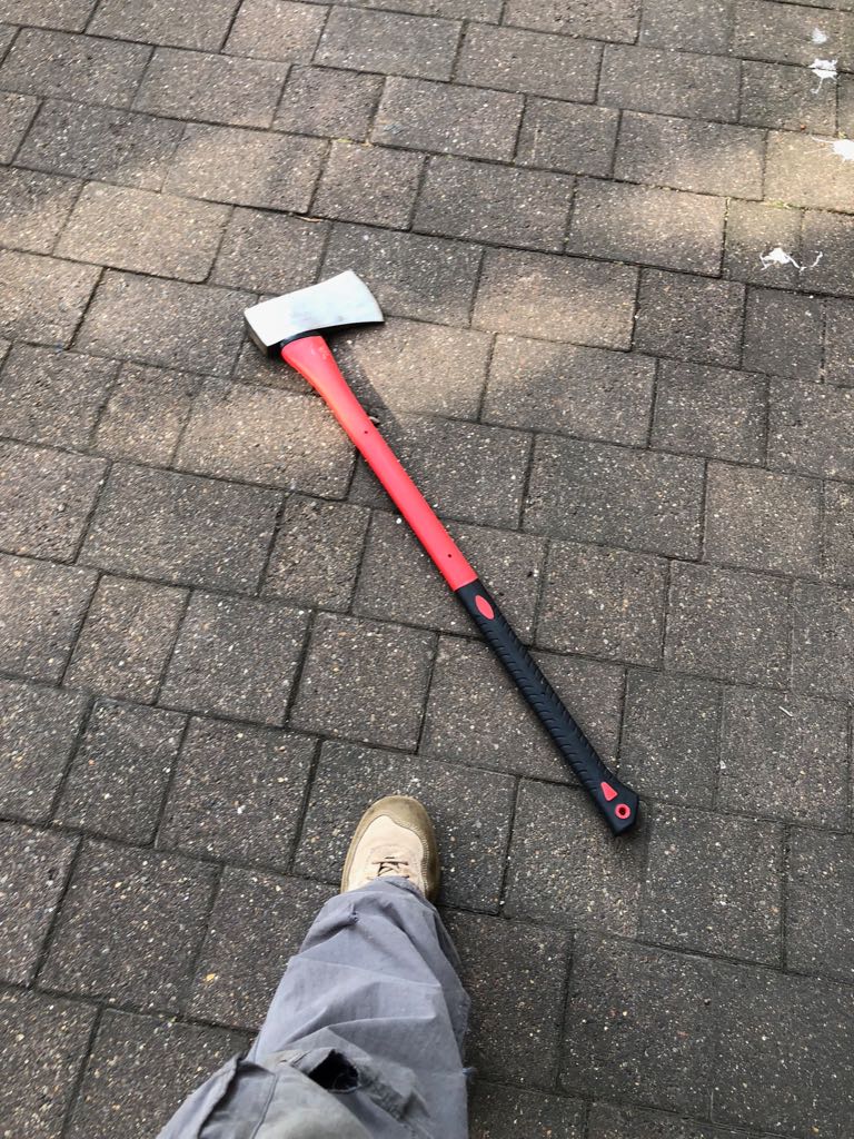 LambethMPS's tweet photo. Male seen in SE1 wielding this axe. Pursued by officers, dropped the axe, and returned to his home address. Officers forced entry to his premises. Male now in custody. No one hurt. Thanks to @MetTaskforce for their assistance. #LXResponseE https://t.co/DgU2zJdpzM