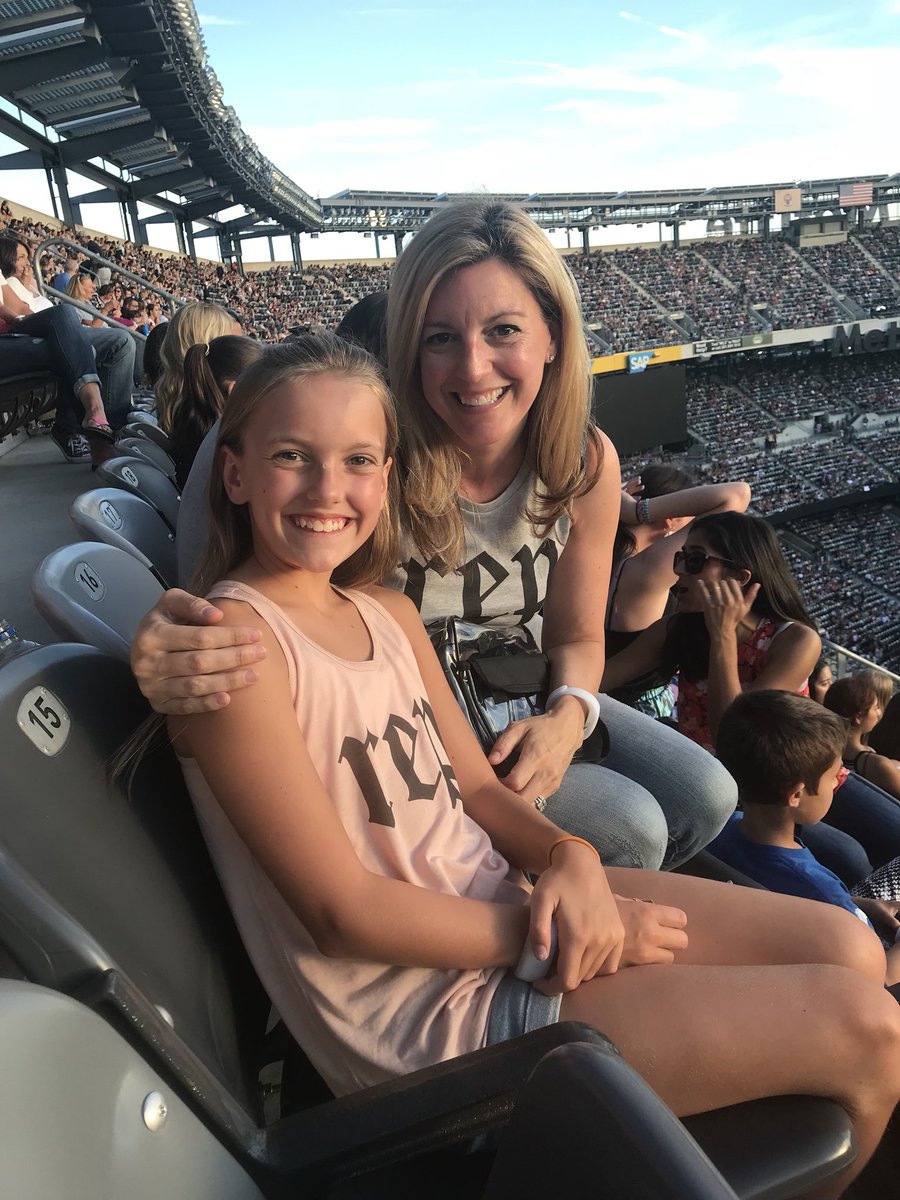 Kroed4's tweet photo. Incredible @taylorswift13 show! ❤️🐍 https://t.co/JoSaxq4xjQ