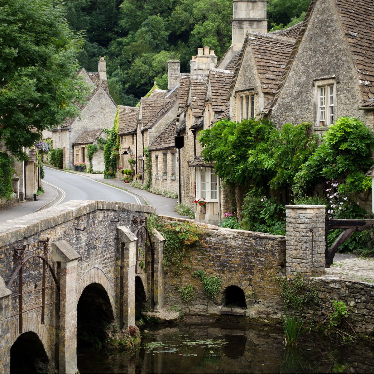 CultureCotswold's tweet photo. Have a good #SaturdayMorning &amp; #Saturday overall everyone here in the #Cotswolds 

Follow @GlosRoads For #TrafficUpdates #GlosBiz #Cotswolds_Culture #LoveCotswolds #VisitCotswolds #England #Summer #Summer2018 #SummerHolidays

Becareful out on our windy #cotswold roads! https://t.co/xmSohmEYr3